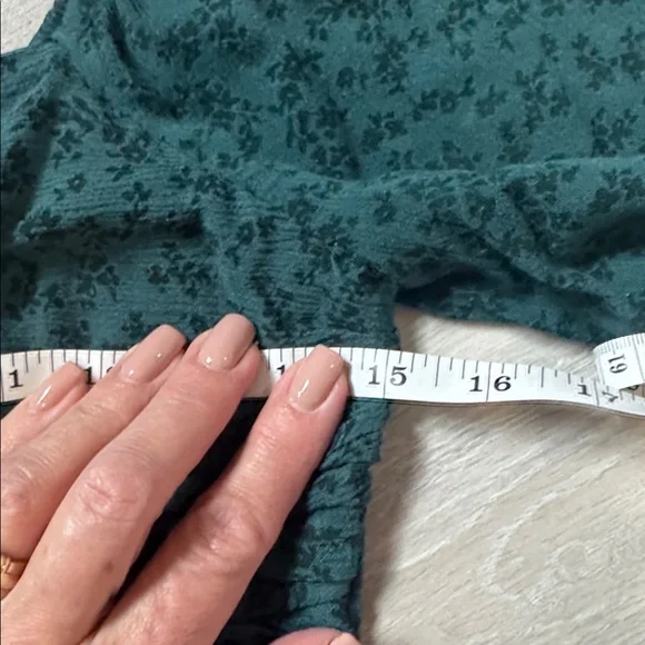 Hollister Dark Green Floral Blouse size medium - Picture 4 of 7